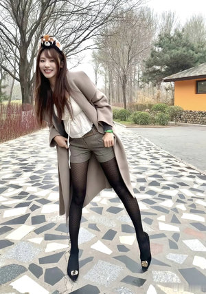 巨胸爆乳美女光屁股情趣内衣