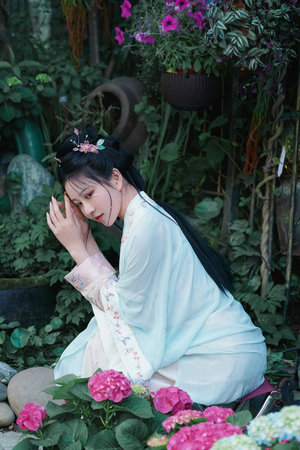 表妹洗澡让我捏她胸亲她嘴巴视频