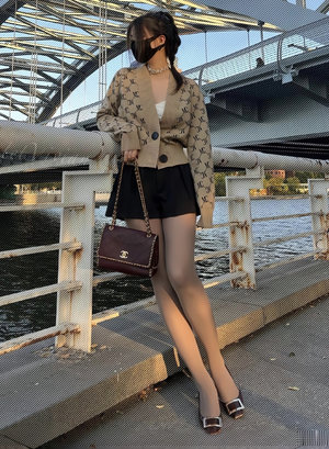 舌绕指探洞深深浅什么意思