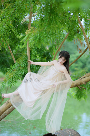 美女露全乳无胸罩