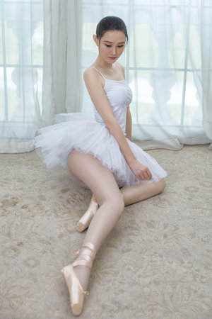 大胸美女把胸全部露出来