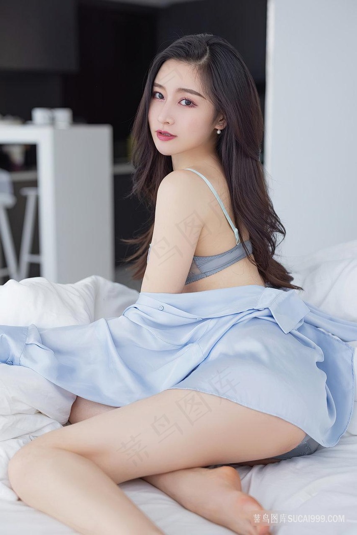他含着她的骚嫩B猛吸