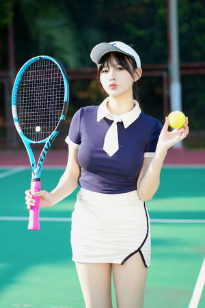 他解开女警的乳罩慢慢揉电影